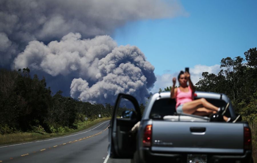 La nube de cenizas de unos 3.650 metros de altura del volcán Kilauea, que entró en erupción hace ya doce días, ha provocado una alerta roja en la isla de Hawái.