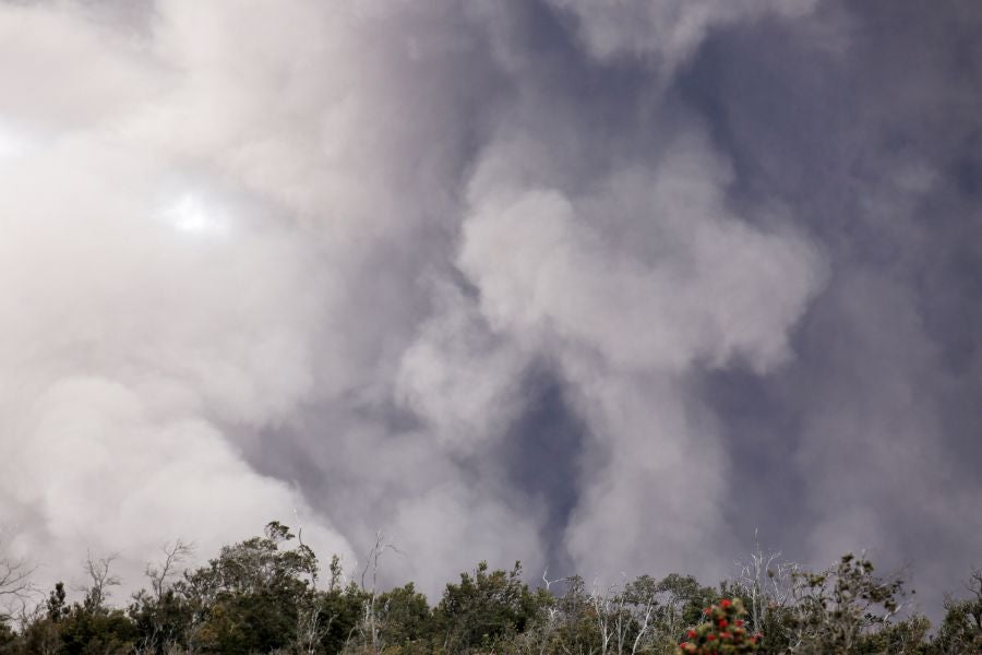 La nube de cenizas de unos 3.650 metros de altura del volcán Kilauea, que entró en erupción hace ya doce días, ha provocado una alerta roja en la isla de Hawái.