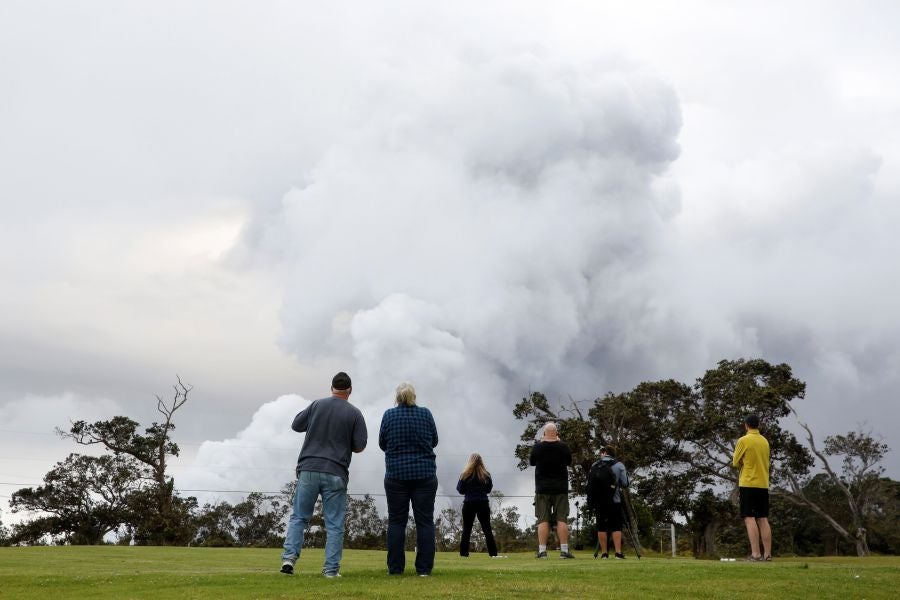La nube de cenizas de unos 3.650 metros de altura del volcán Kilauea, que entró en erupción hace ya doce días, ha provocado una alerta roja en la isla de Hawái.