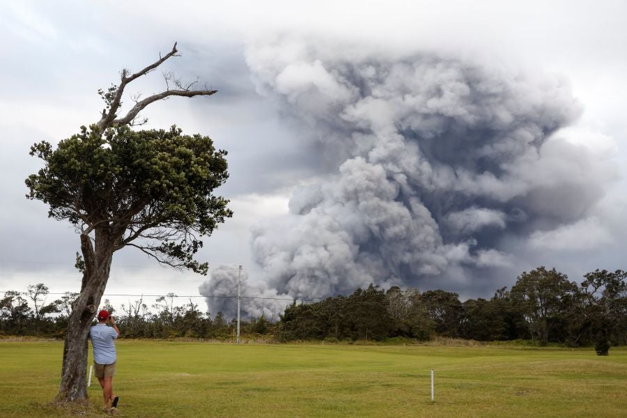 La nube de cenizas de unos 3.650 metros de altura del volcán Kilauea, que entró en erupción hace ya doce días, ha provocado una alerta roja en la isla de Hawái.