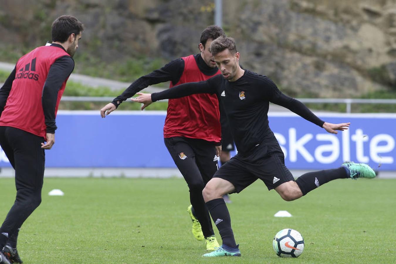 El equipo txuri-urdin se ha ejercitado con la baja de Héctor Moreno y la novedad de Le Normand 