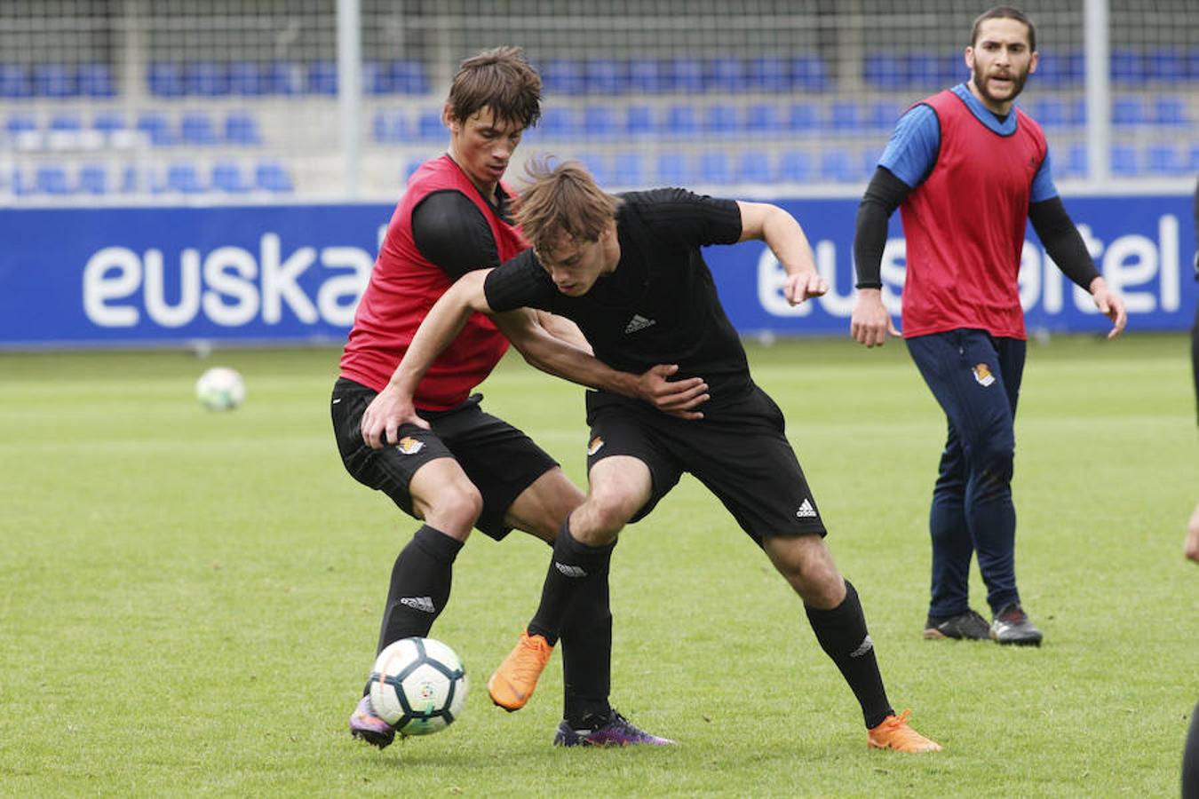 El equipo txuri-urdin se ha ejercitado con la baja de Héctor Moreno y la novedad de Le Normand 