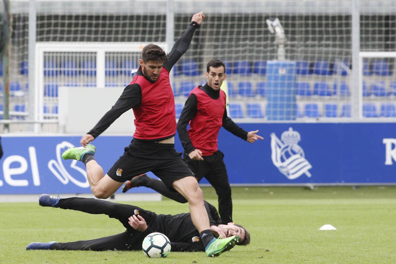 El equipo txuri-urdin se ha ejercitado con la baja de Héctor Moreno y la novedad de Le Normand 