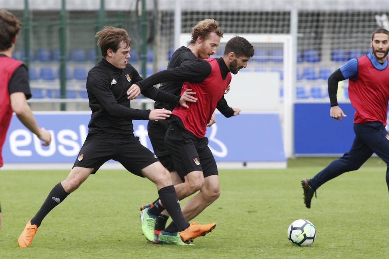 El equipo txuri-urdin se ha ejercitado con la baja de Héctor Moreno y la novedad de Le Normand 