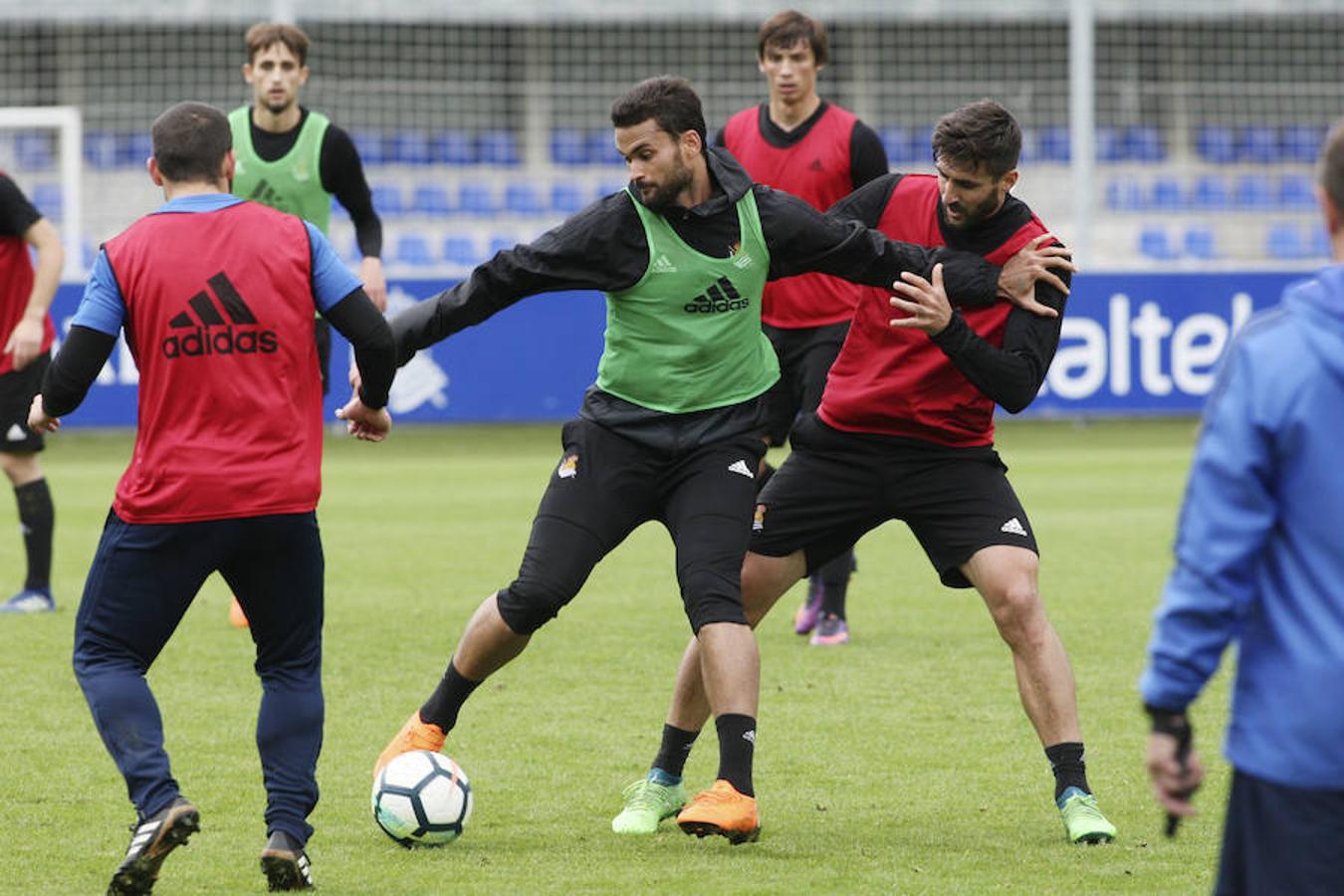 El equipo txuri-urdin se ha ejercitado con la baja de Héctor Moreno y la novedad de Le Normand 