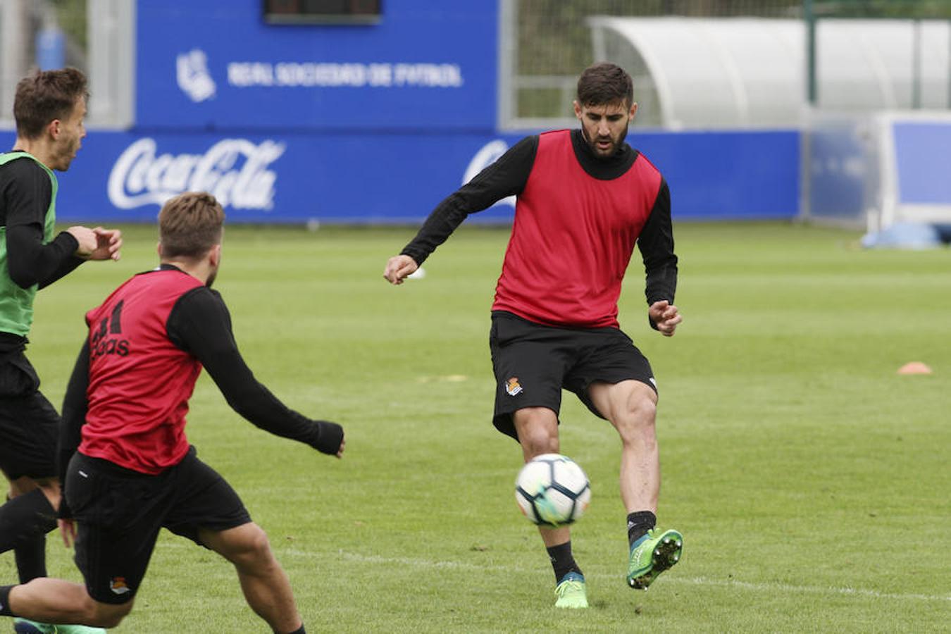 El equipo txuri-urdin se ha ejercitado con la baja de Héctor Moreno y la novedad de Le Normand 