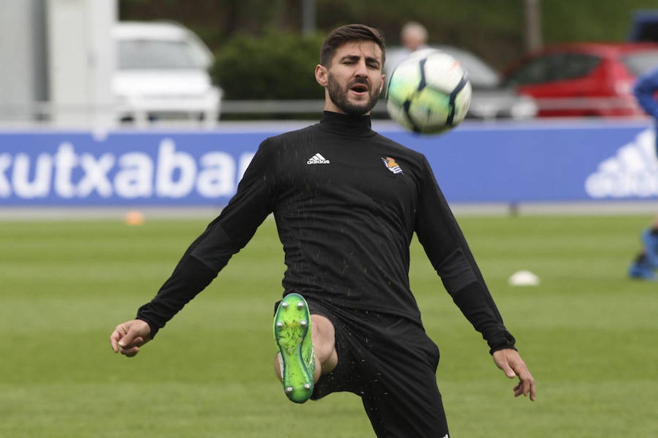 El equipo txuri-urdin se ha ejercitado con la baja de Héctor Moreno y la novedad de Le Normand 