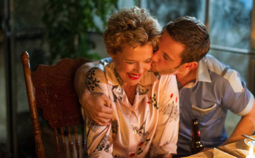 Annette Bening y Jamie Bell en 'Las estrellas de cine no mueren en Liverpool' (2017).