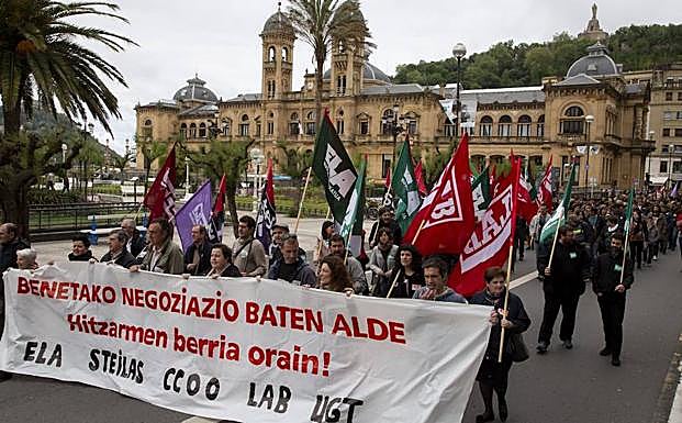 La manifestación de los docentes de centros de Iniciativa Social este miércoles en San Sebastián.