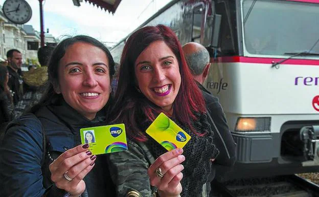 Laura Moreno y Miren Valverde cogen cada día el tren para moverse entre Donostia, Tolosa y Hernani. 