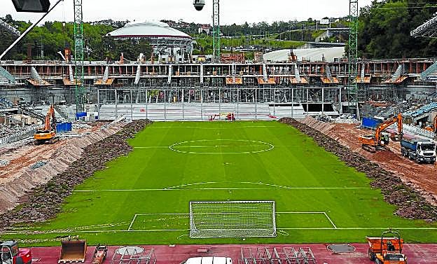 Aspecto de Anoeta ayer, con el fondo sur cogiendo forma y las grúas levantando el césped. 
