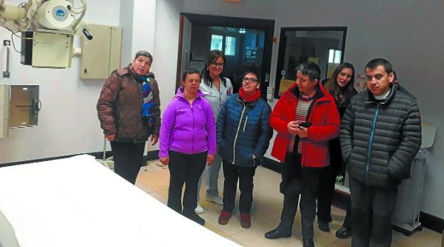 Grupo del Garagune durante la visita realizada al Hospital de Zumarraga, donde recibieron una cálida acogida por parte del personal. 
