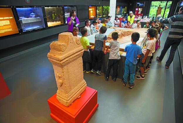 Divulgación. Un grupo de escolares realiza una visita guiada en el Museo Oiasso. 