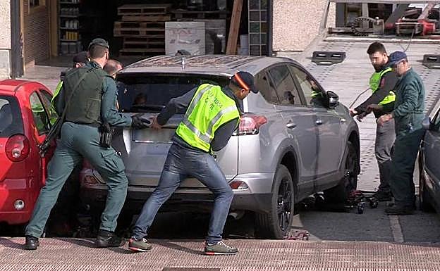 La Guardia Civil se incauta en Barakaldo de un vehículo propiedad de uno de los etarras condenados..