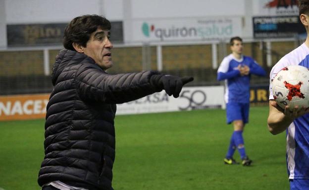 José Luis Ribera realiza unas indicaciones durante el partido ante la Peña Sport. 