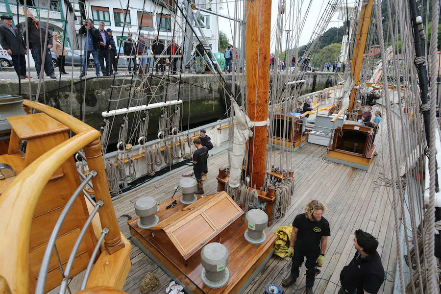 El 'Kaskelot', un velero británico de tres mástiles y 46 metros de eslora, ha sido este jueves el protagonista del Festival Marítimo de Pasaia en ausencia de la fragata 'L'Hermione'.