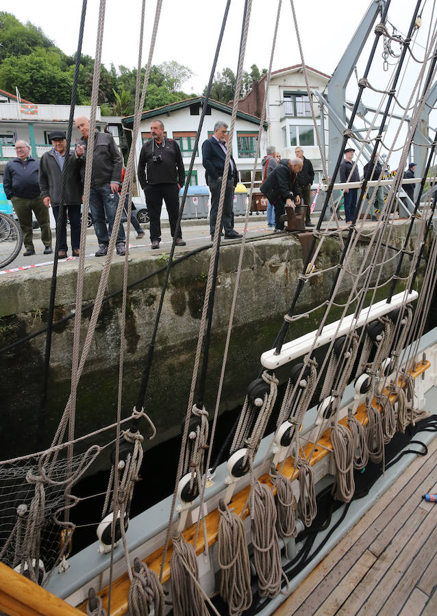 El 'Kaskelot', un velero británico de tres mástiles y 46 metros de eslora, ha sido este jueves el protagonista del Festival Marítimo de Pasaia en ausencia de la fragata 'L'Hermione'.