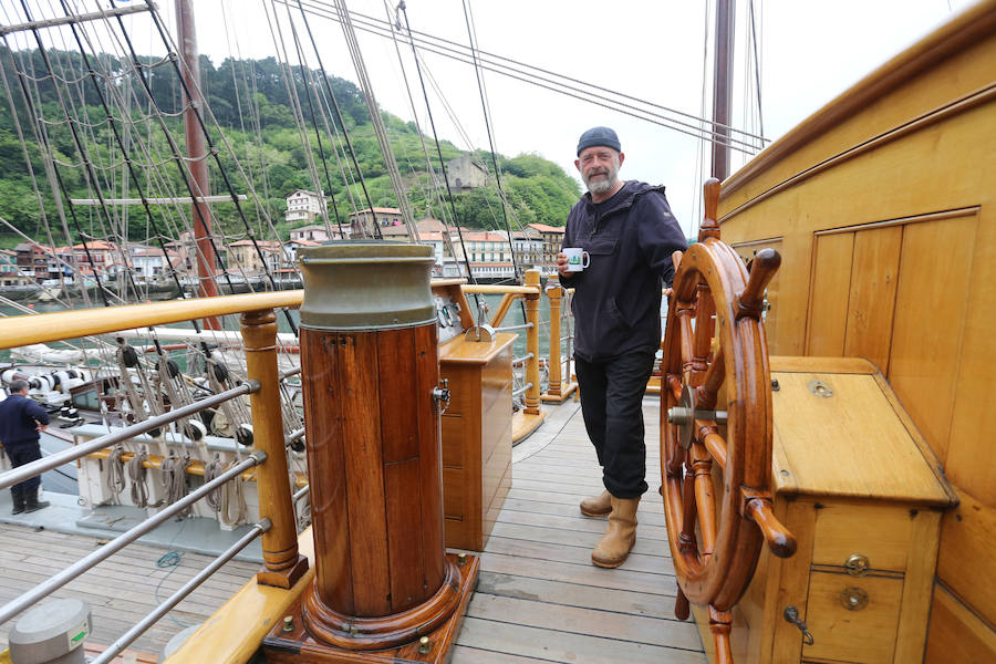 El 'Kaskelot', un velero británico de tres mástiles y 46 metros de eslora, ha sido este jueves el protagonista del Festival Marítimo de Pasaia en ausencia de la fragata 'L'Hermione'.