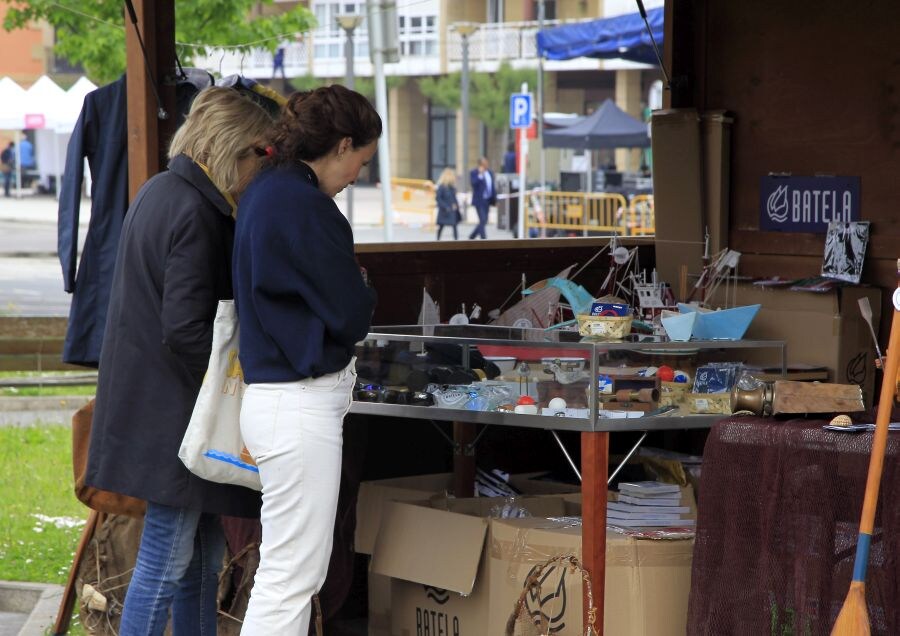 El Festival Marítimo de Pasaia avanza con éxito. La Bizkaia Plaza de Donibane acogía este viernes una exposición de Patrimonio Marítimo Vasco así como un mercado de artesanía