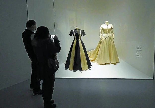 'Cristóbal Balenciaga, Moda y Patrimonio', es la exposición que acoge el museo de Getaria. 