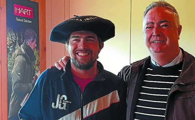 Igor Larrea con la txapela junto al presidenteJosé Ángel Zaldua. 