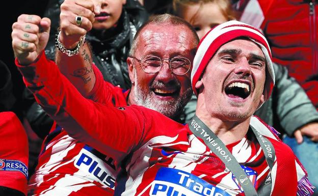 Alain Griezmann festeja con su hijo Antoine el título de la Europa League en el estadio de Lyon. 