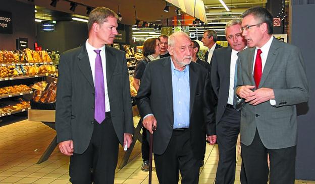 Stiglitz, ayer, junto al presidente de Eroski, Agustín Markaide. 