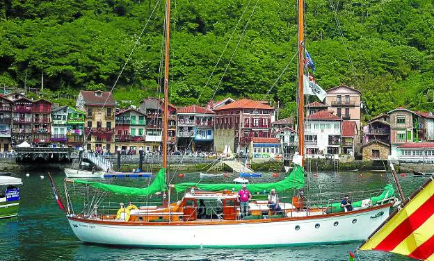 Embarcaciones tradicionales de todo tipo navegan durante estos días por las aguas de la bahía de Pasaia.
