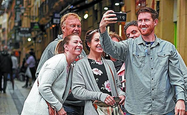 Brock y su familia se hace un selfie en la Parte Vieja.
