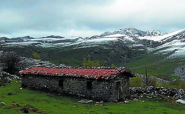 Estribaciones de Urbia, tras la nevada caída el pasado puente del 1 de mayo. 