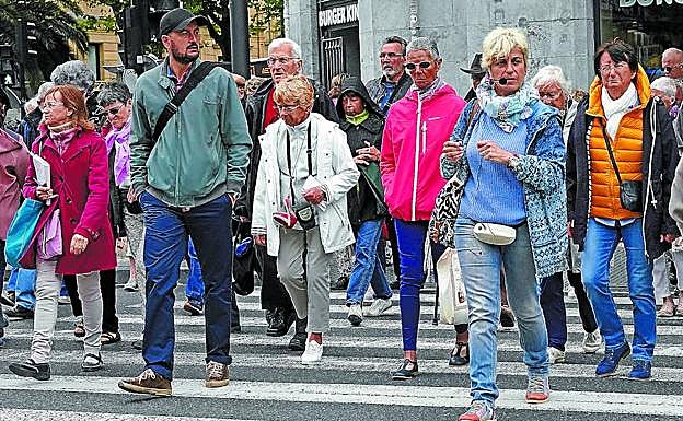 Una guía turística conduce a su grupo de viajeros hacia la Parte Vieja de San Sebastián. 