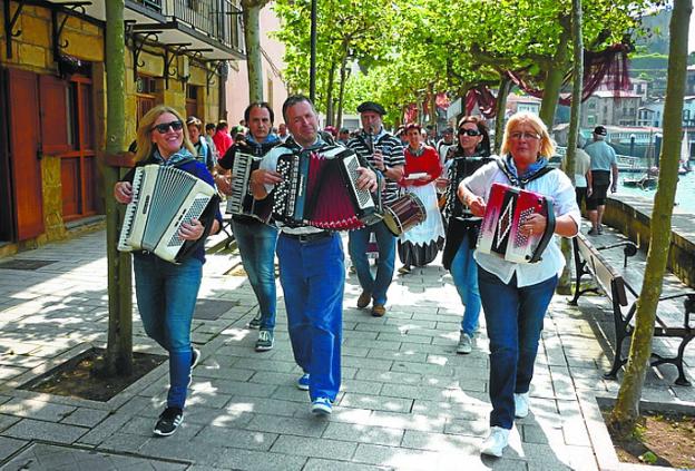 La kantujira popular llenó con sus participantes la plaza Santiago. A la derecha, las terrazas llenas. Abajo, los músicos sanjuandarras. 