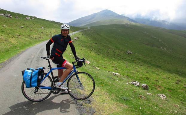 Ander Izagirre, en una solitaria carretera en la subida al col de Arnostegi, que se adentra en el Pirineo desde San Juan de Pie de Puerto.