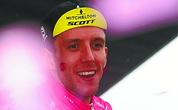Simon Yates, de rosa en el podio tras la etapa del Zoncolan.