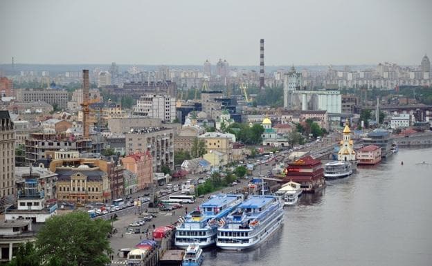 Kiev, ciudad de colinas verdes, cúpulas doradas y el gran río Dniéper