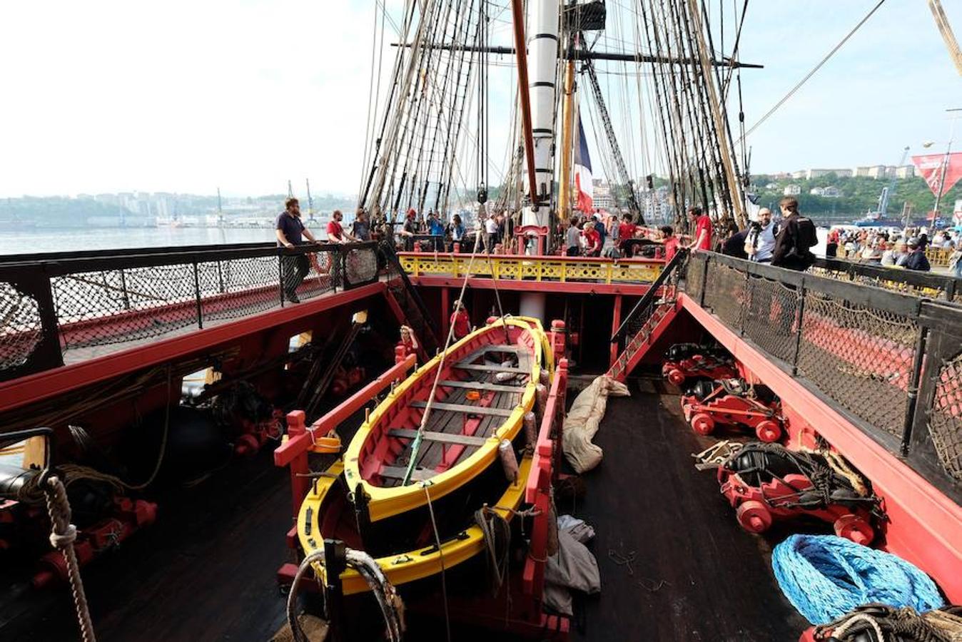 El buque francés construido como una réplica del mítico barco La Fayette del siglo XVIII puede visitarse desde hoy hasta el domingo. 