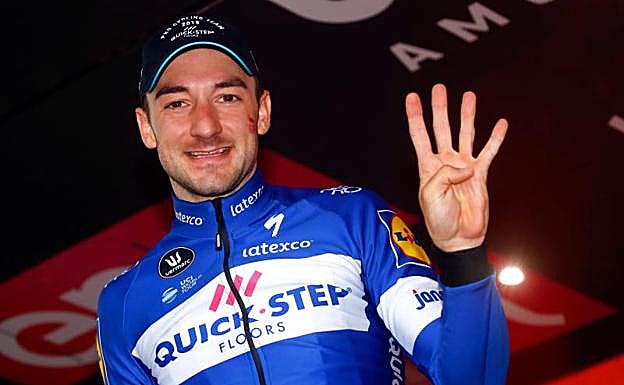 Elia Viviani celebra su cuarta victoria de etapa.