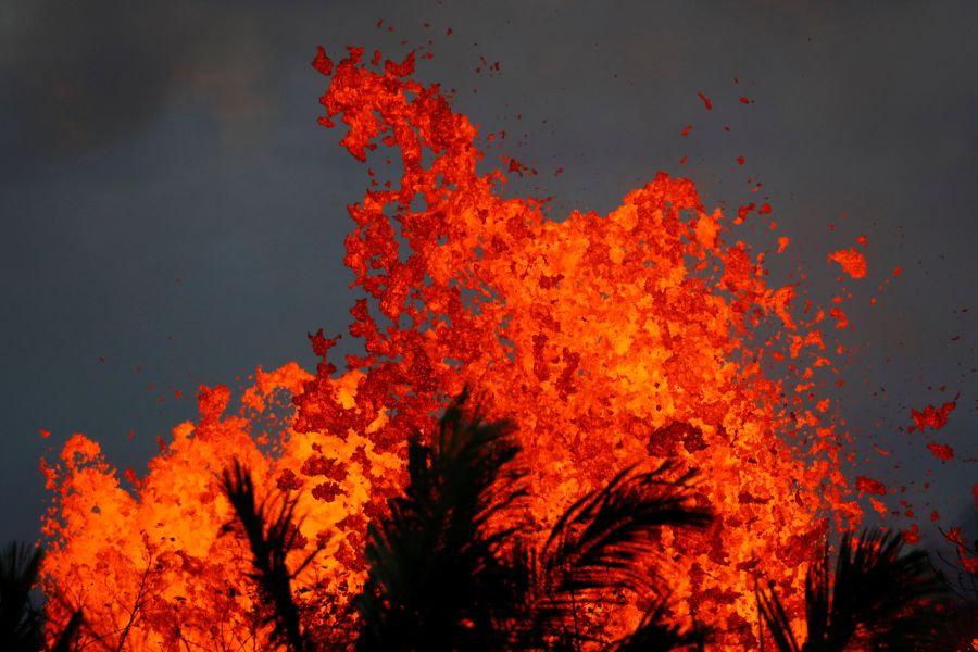 El flujo lento de uno de los ríos de lava del volcán Kilauea en Hawái acecha una planta eléctrica, llevando a las autoridades a tomar medidas para proteger la instalación y evitar una catástrofe.