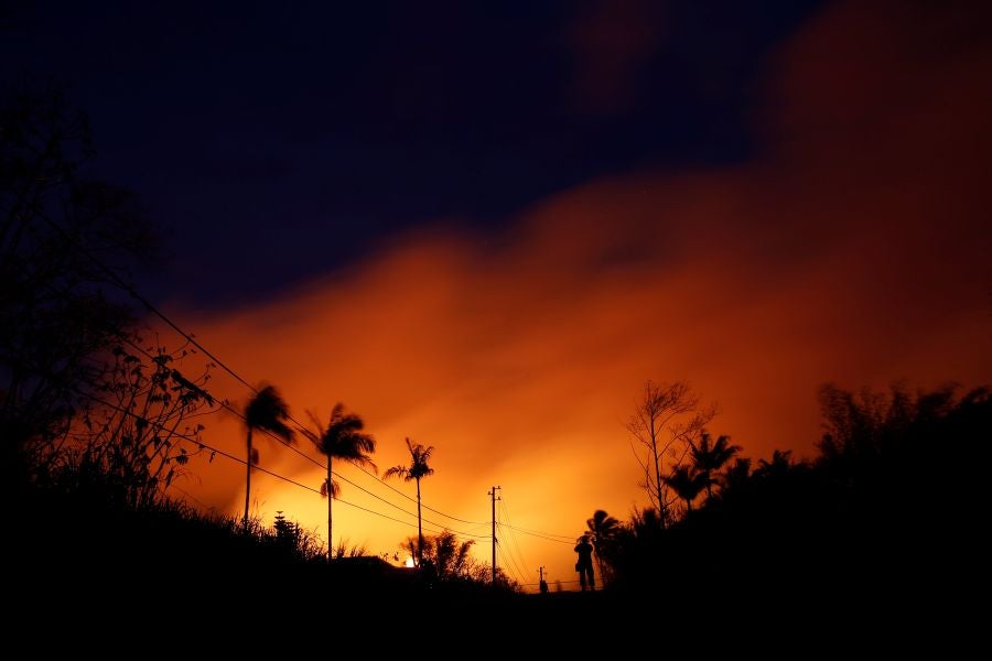 El flujo lento de uno de los ríos de lava del volcán Kilauea en Hawái acecha una planta eléctrica, llevando a las autoridades a tomar medidas para proteger la instalación y evitar una catástrofe.