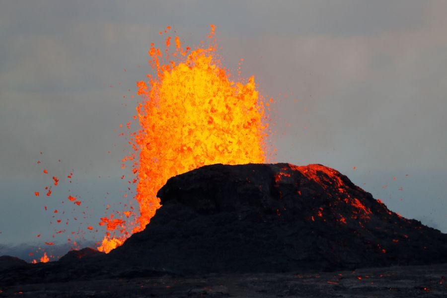 El flujo lento de uno de los ríos de lava del volcán Kilauea en Hawái acecha una planta eléctrica, llevando a las autoridades a tomar medidas para proteger la instalación y evitar una catástrofe.