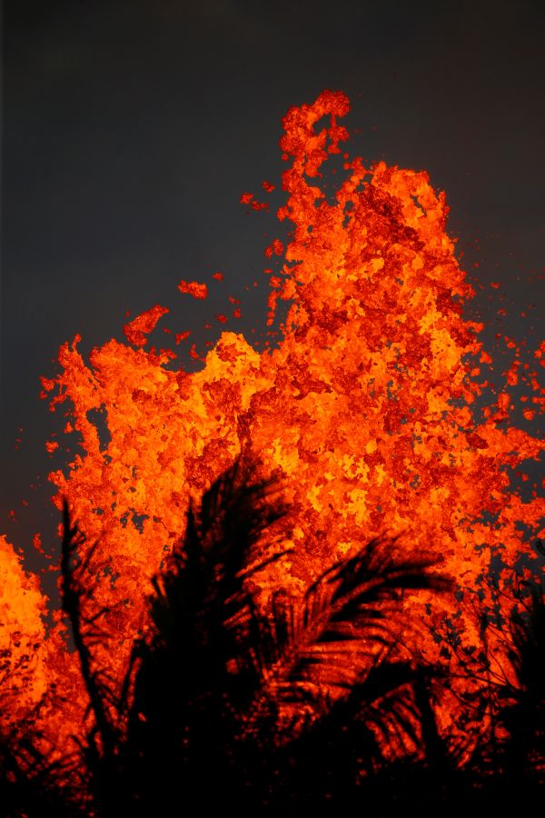 El flujo lento de uno de los ríos de lava del volcán Kilauea en Hawái acecha una planta eléctrica, llevando a las autoridades a tomar medidas para proteger la instalación y evitar una catástrofe.