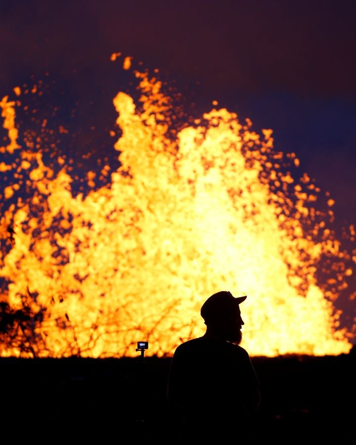 El flujo lento de uno de los ríos de lava del volcán Kilauea en Hawái acecha una planta eléctrica, llevando a las autoridades a tomar medidas para proteger la instalación y evitar una catástrofe.