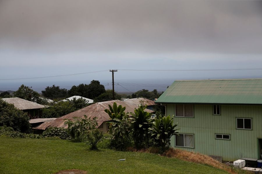 El flujo lento de uno de los ríos de lava del volcán Kilauea en Hawái acecha una planta eléctrica, llevando a las autoridades a tomar medidas para proteger la instalación y evitar una catástrofe.