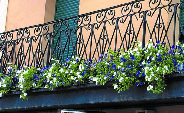 El concurso se centra en el ornato floral de balcones y ventanas de la villa. 