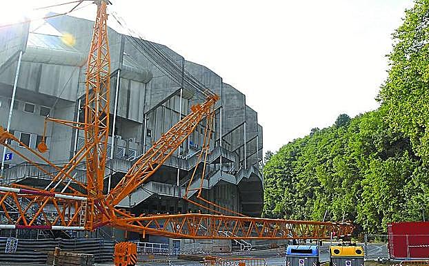 La pluma de la grúa reposa tumbada en Anoeta. 