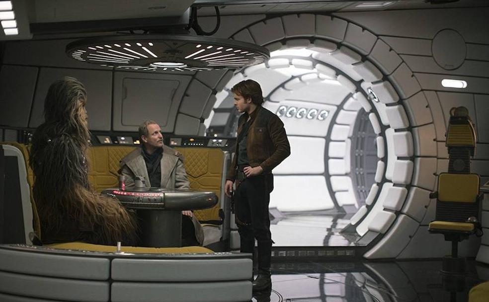Woody Harrelson, Alden Ehrenreich y Joonas Suotamo en 'Han Solo: Una historia de Star Wars' (2018).