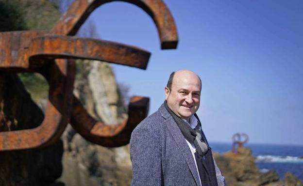 Ortuzar posa en el Peine del Viento en San Sebastián. 