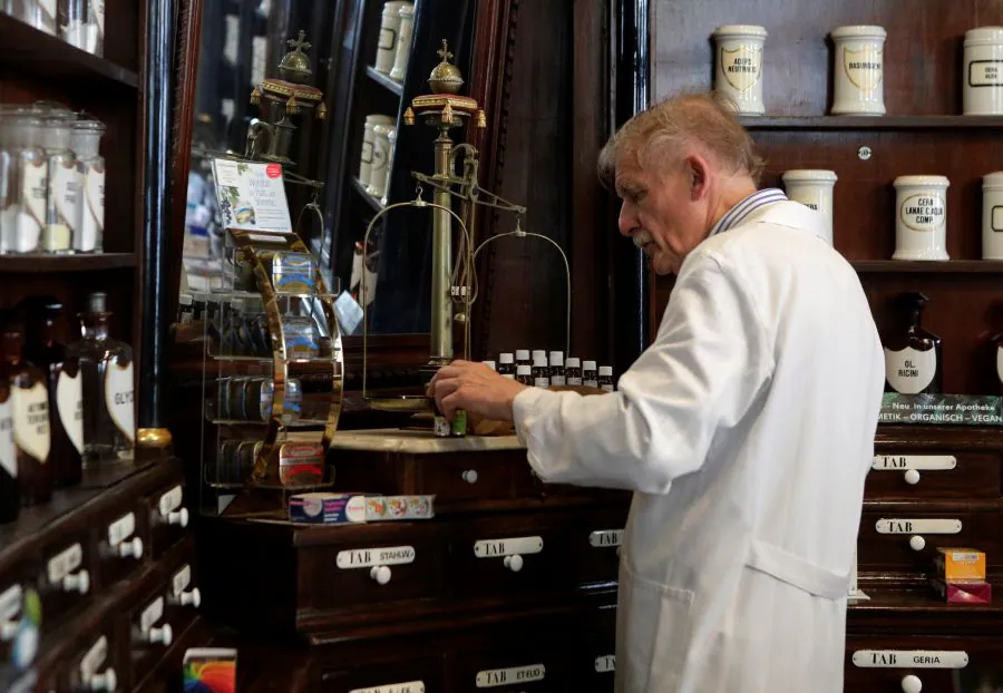 Esta farmacia de Viena lleva más de 200 años ayudando a sus clientes. Sus antiguos muebles esconden un servicio al día con las últimas tecnologías. 
