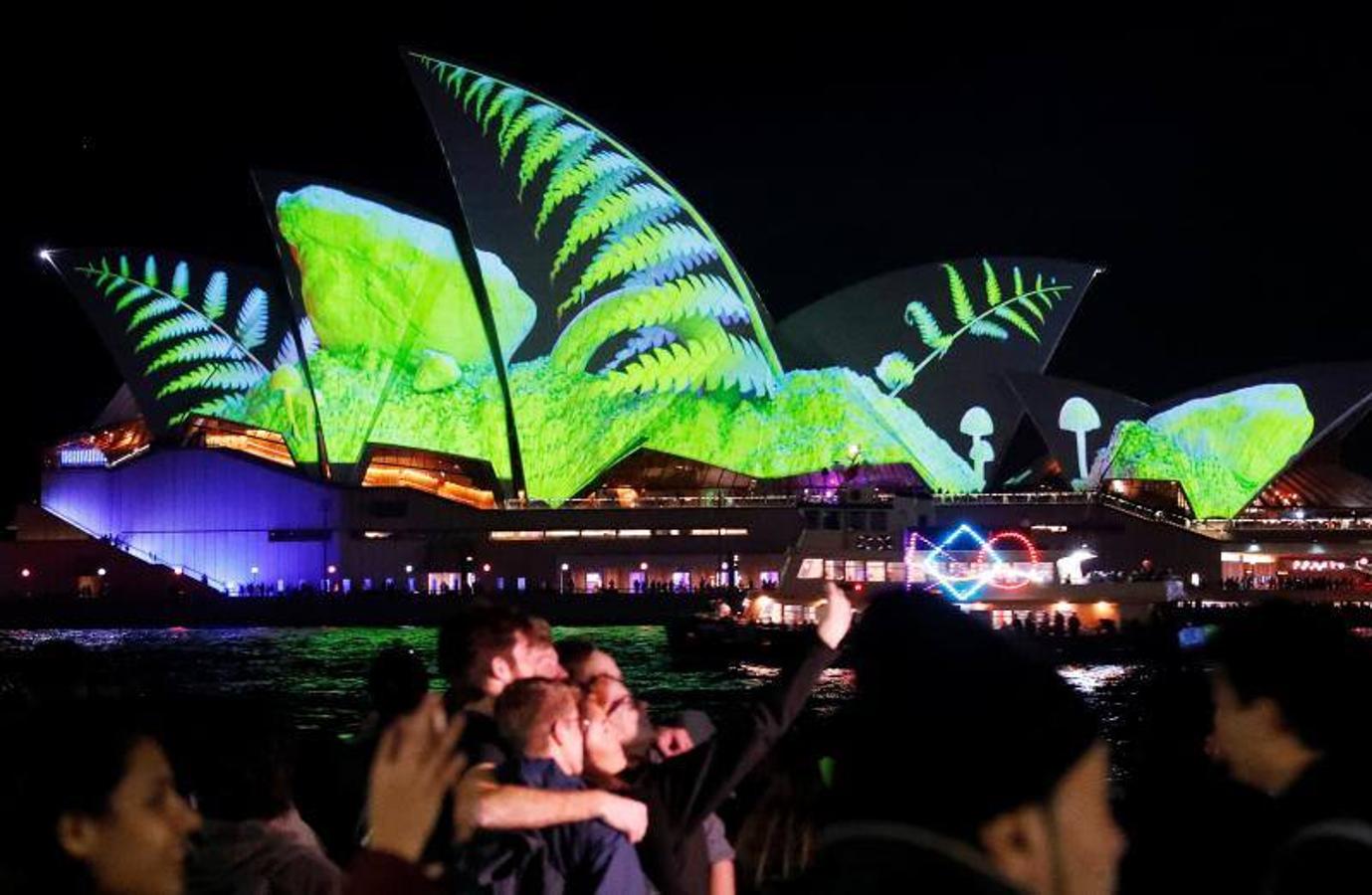 Proyecciones en las velas de la Ópera de Sydney durante el inicio oficial de Vivid Sydney, promovido como el festival de luz, música e ideas más grande del mundo, en Sydney, Australia.