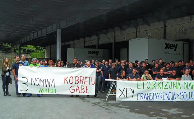 Los trabajadores de Muebles Xey, en julio de 2017 durante la rueda de prensa en la que solicitaron que el proceso concursal se definiera como culpable.